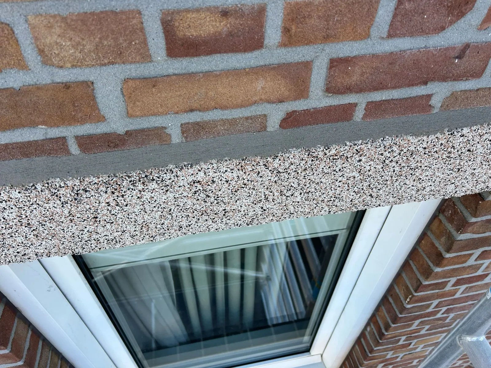 Gevelvlak na reiniging en voegwerkherstel