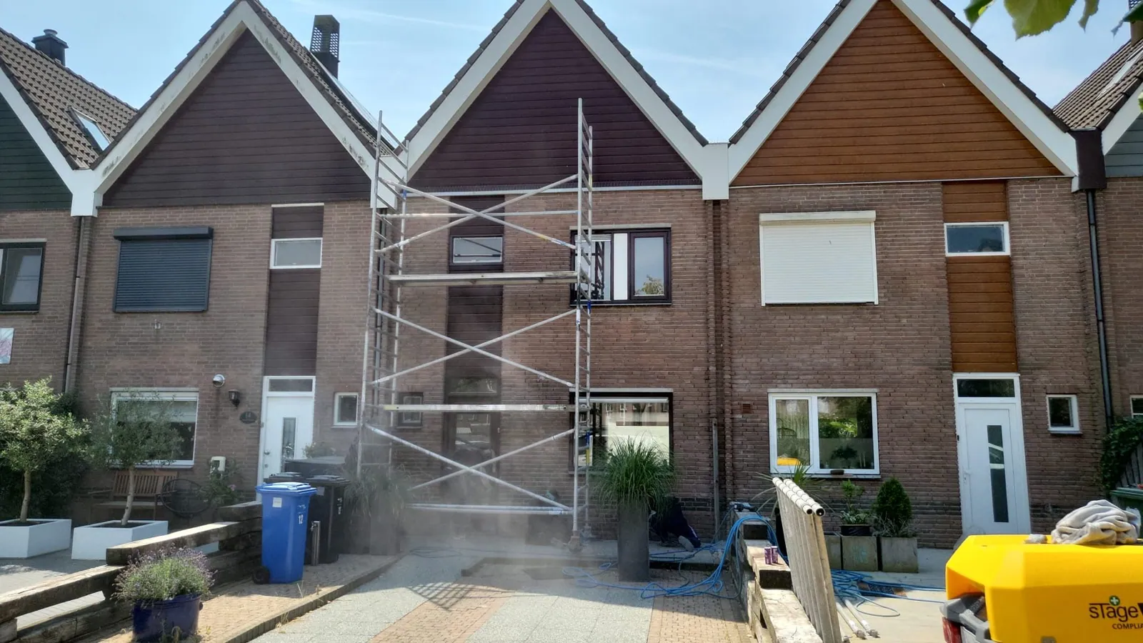 Resultaat van gevelreiniging bij een woonhuis