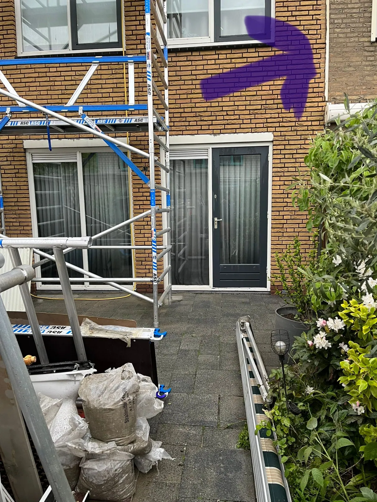 Hersteld metselwerk boven een raamkozijn na het plaatsen van een nieuwe latei