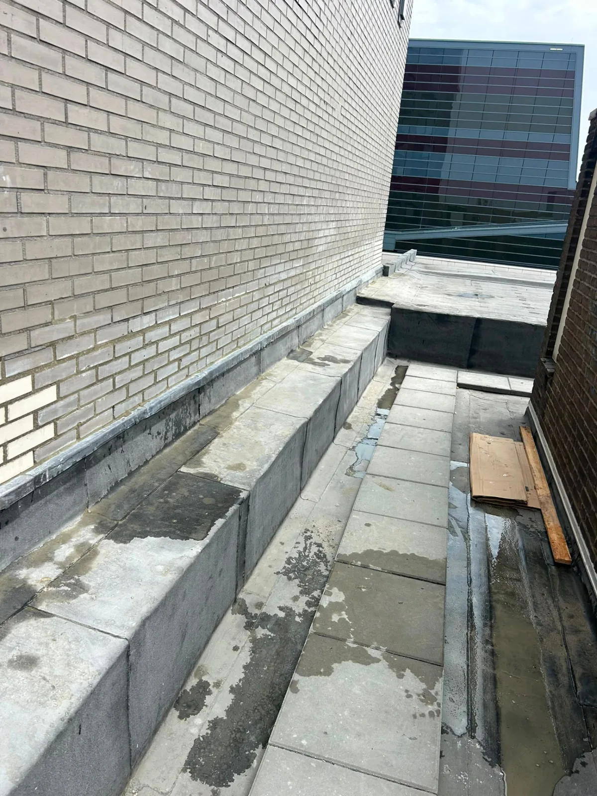 Dakopstand met muurafdekkers en loodaansluiting waterdicht afgewerkt