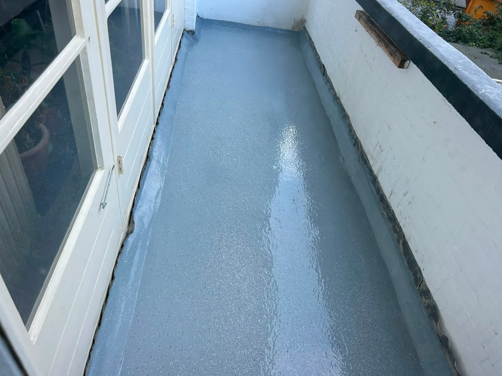 Balkonvloer met nieuwe waterdichte coating tegen vochtdoorslag