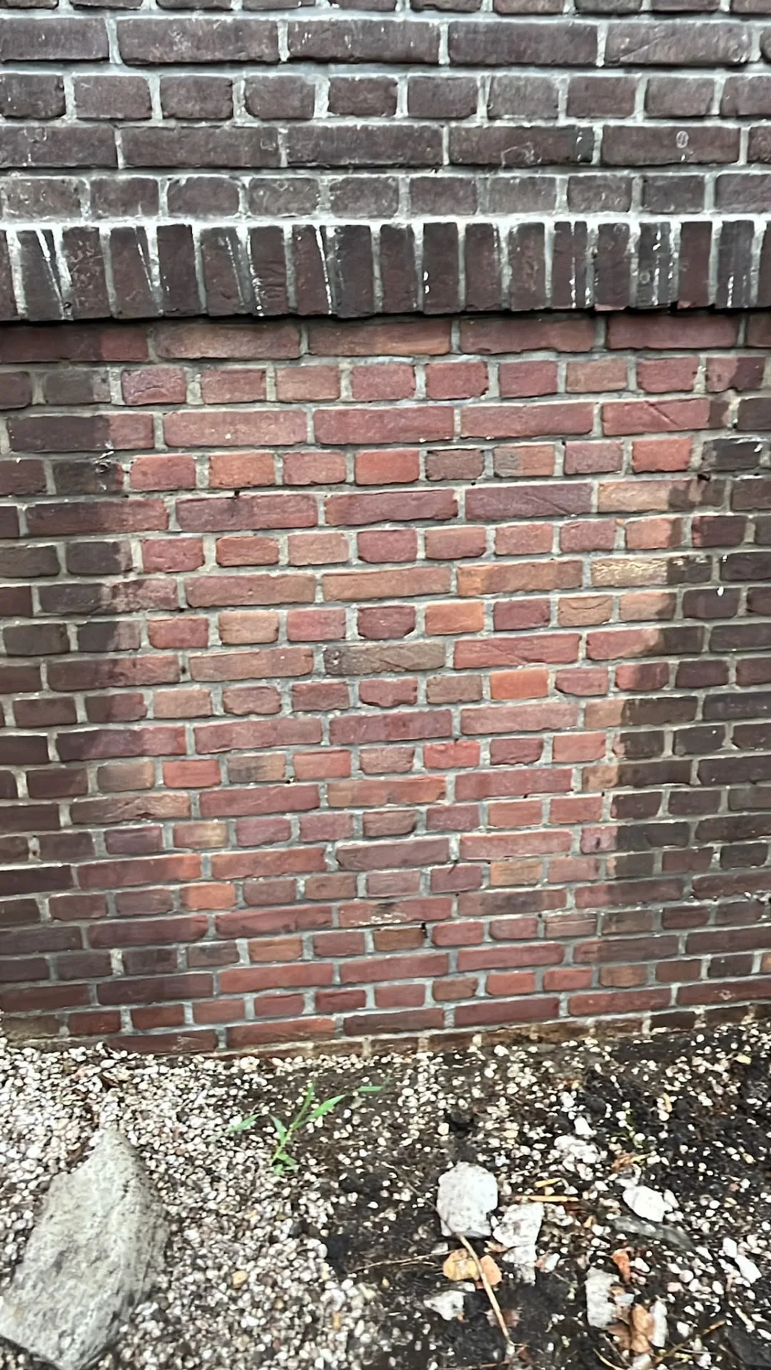 Bakstenen gevel met volledig vernieuwd grijs voegwerk en rollaag