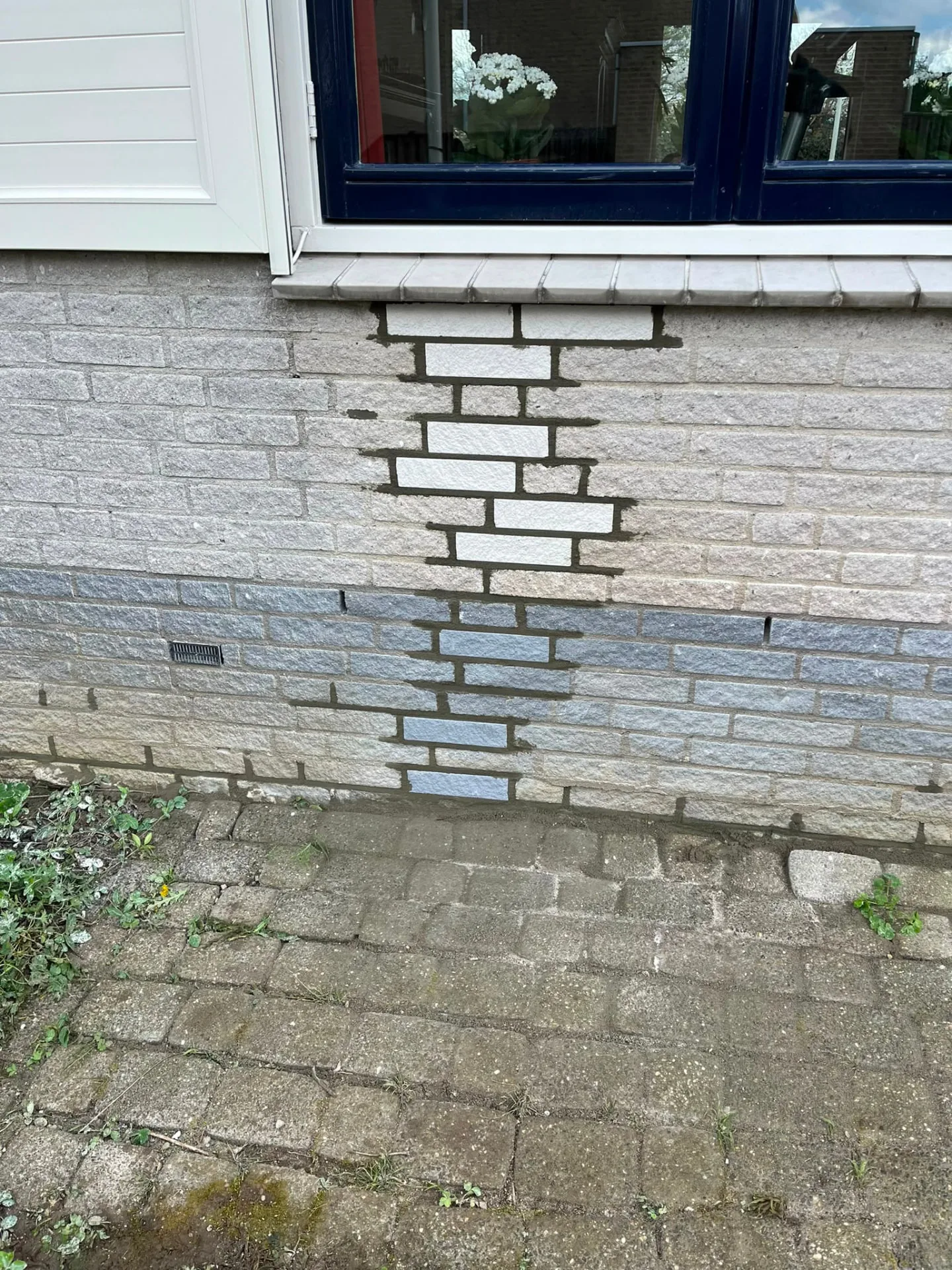 Vervangen stenen en nieuw voegwerk onder een raamdorpel