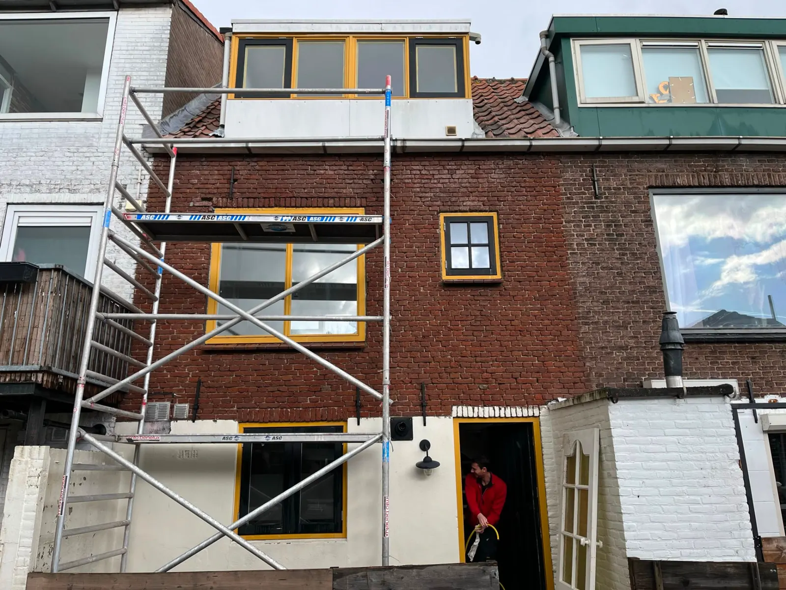 Achtergevel met steiger tijdens complete gevelrenovatie in de binnenstad