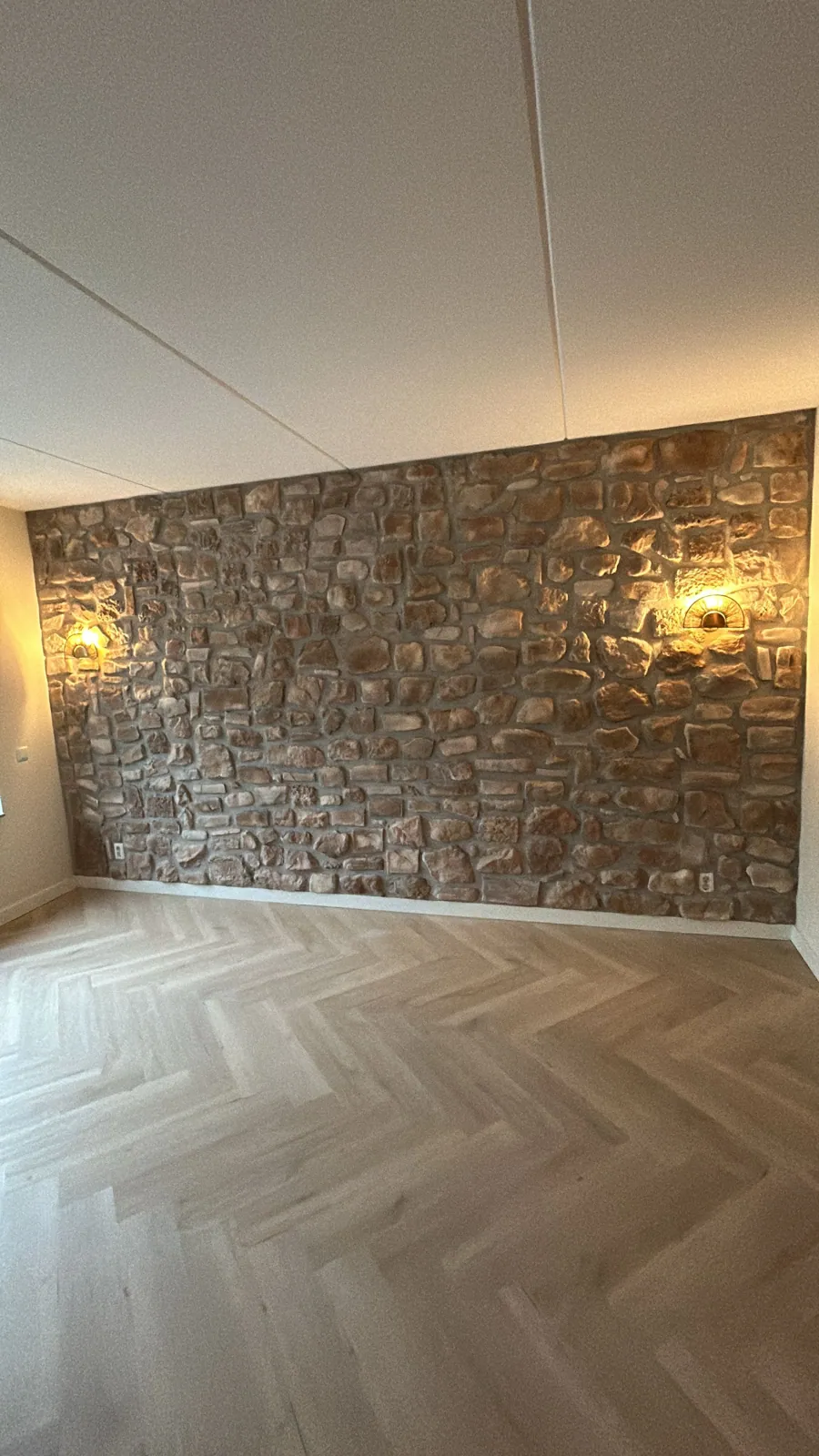 Herstelde tuinmuur met nieuw metsel- en voegwerk