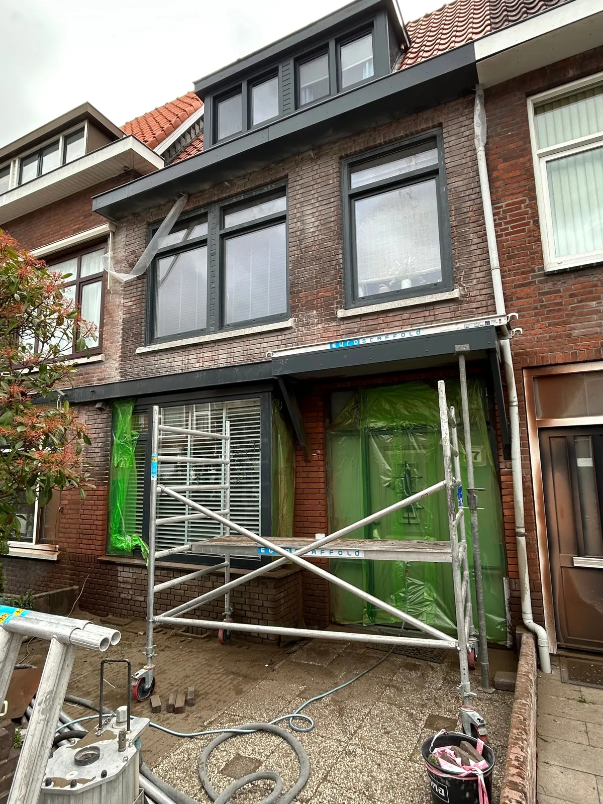 Detail van vers aangebracht voegwerk in de gevel