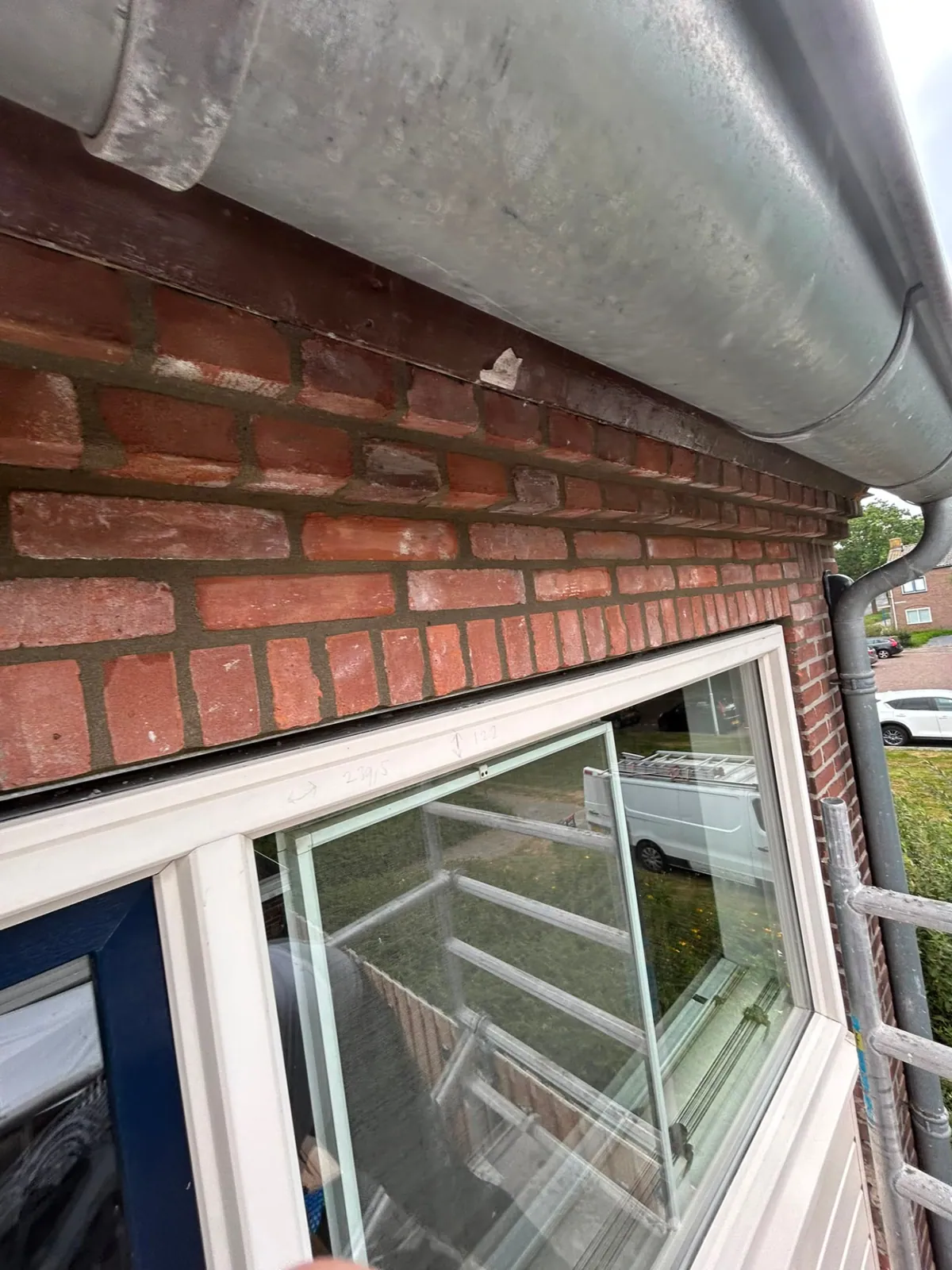 Gevel met nieuwe latei en herstelde rollaag onder de dakgoot