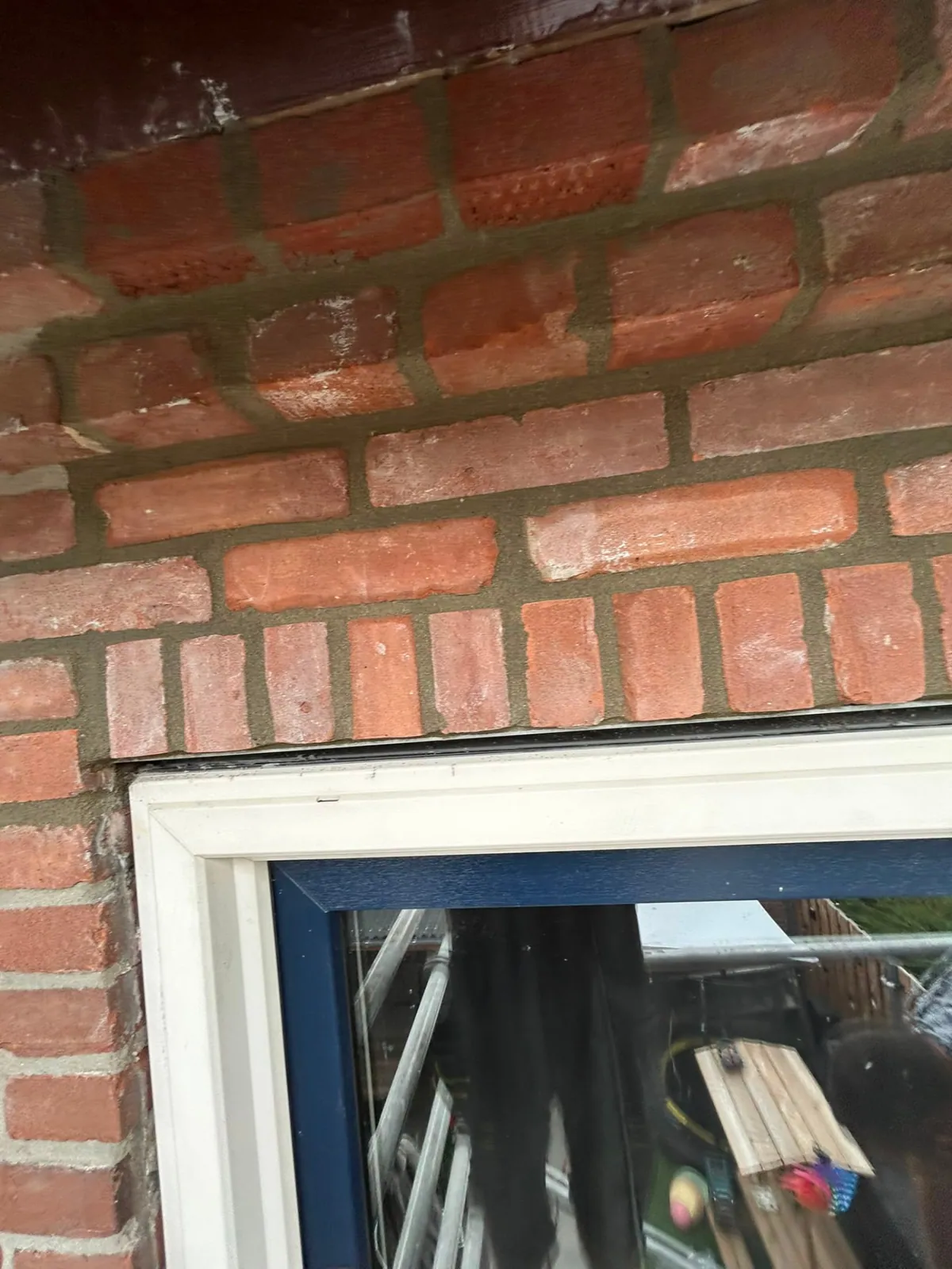 Nieuw metsel- en voegwerk boven een kozijn na lateiherstel