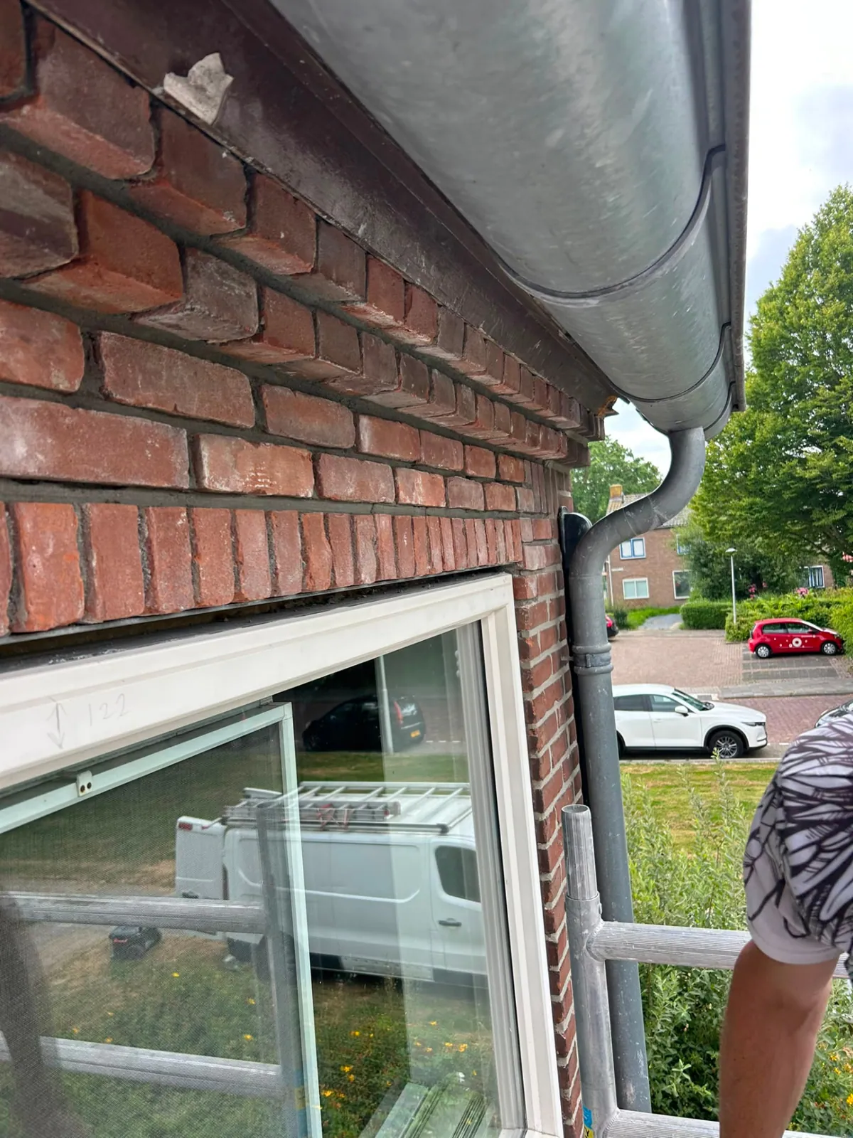 Gevelaanzicht met vernieuwd metselwerk langs de zinken dakgoot