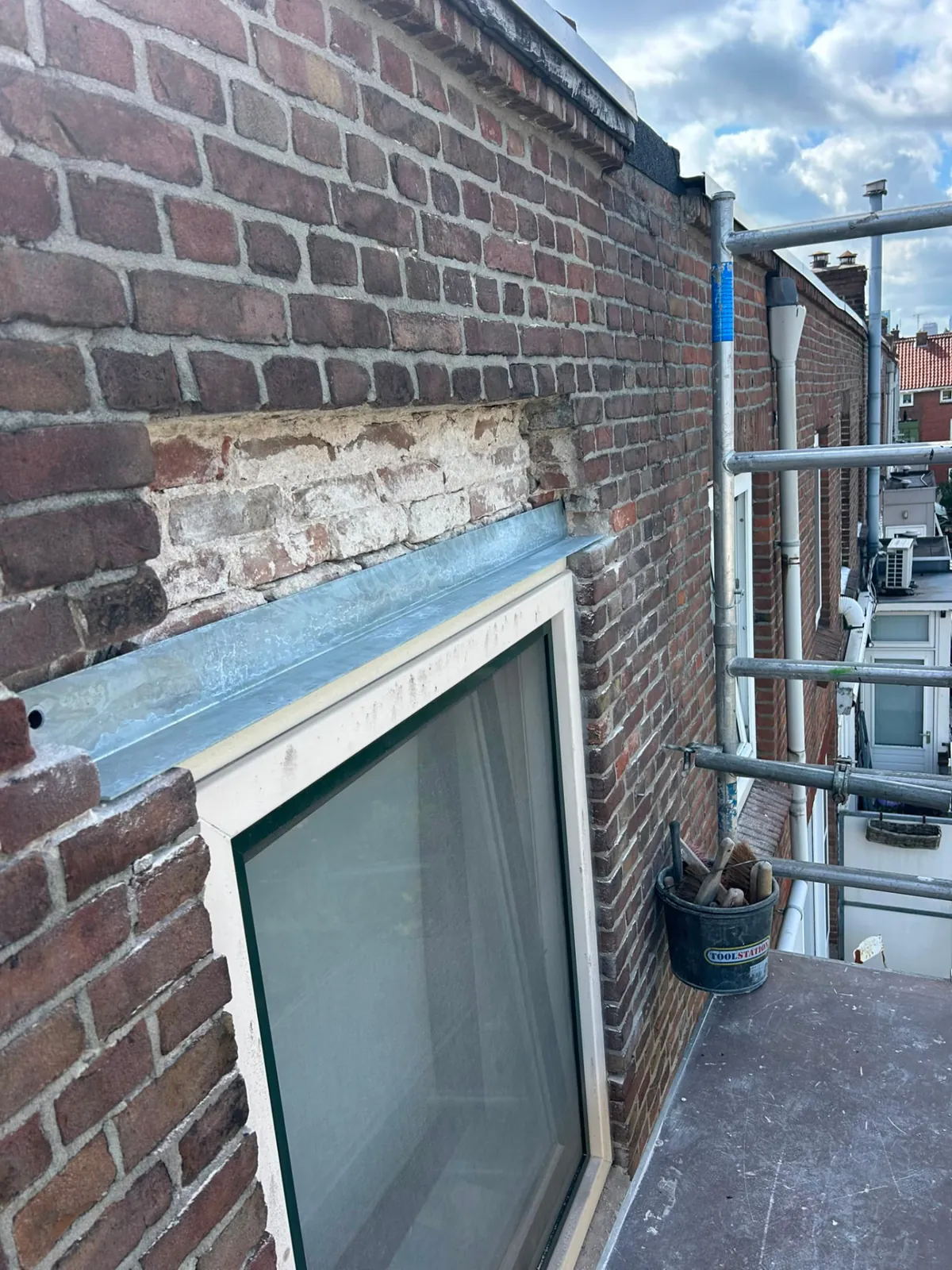 Vervangen latei met uitgehakt metselwerk boven een dakkapelkozijn