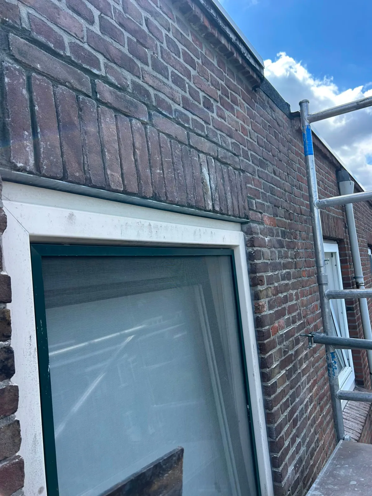 Afgewerkt metselwerk boven een kozijn na het vervangen van de latei
