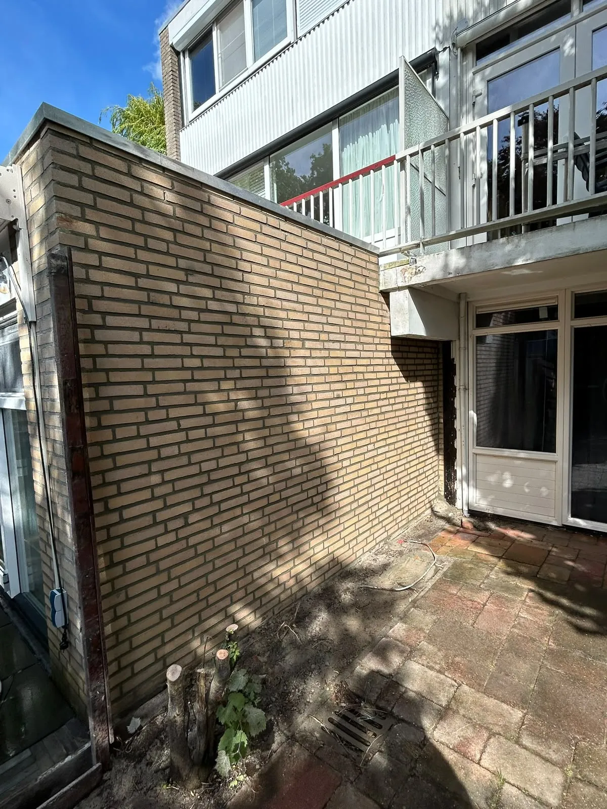 Aanzicht van een gereinigde gevel bij een woning na onderhoud