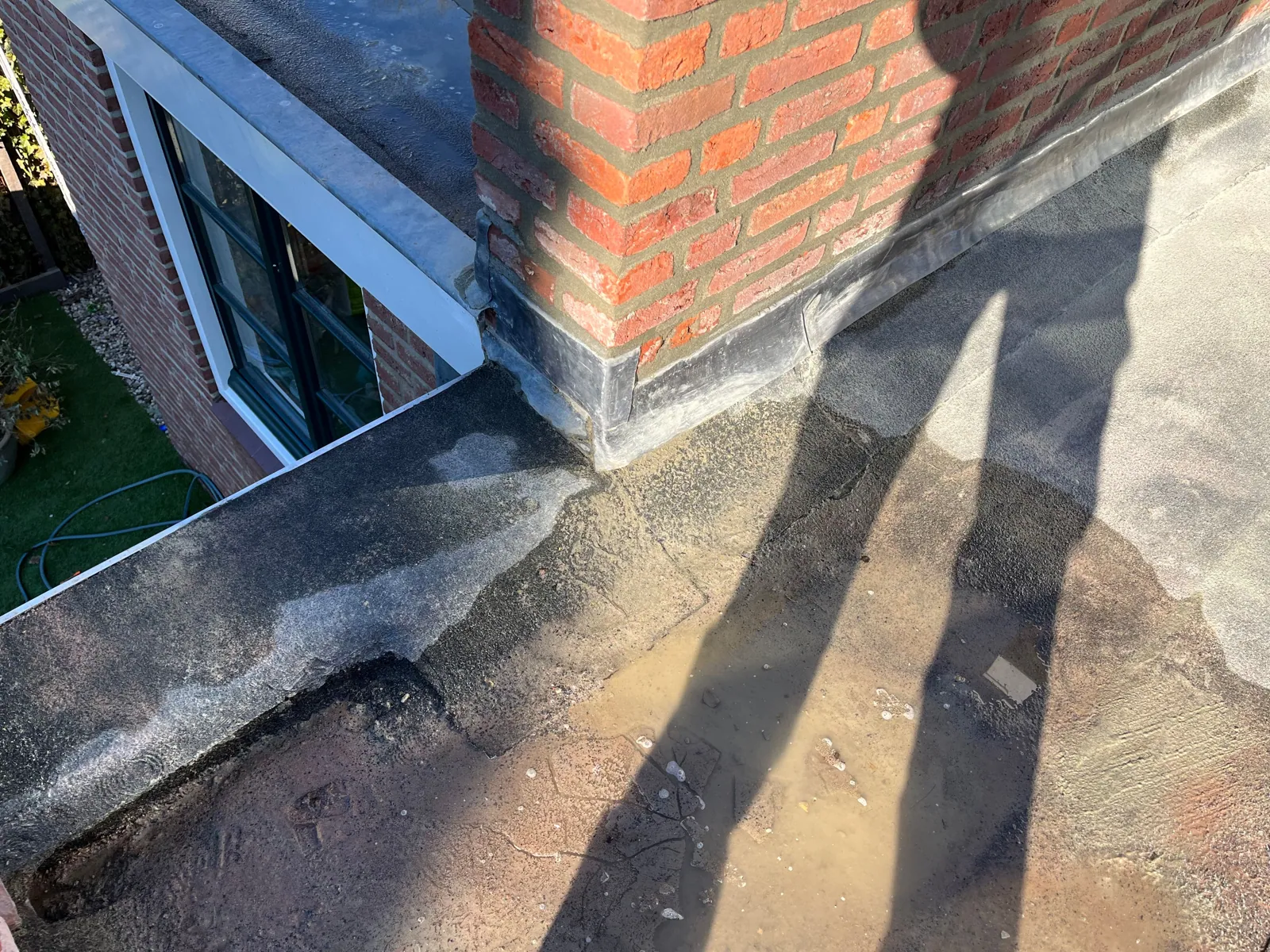 Gereinigde gevel en dakrand tijdens gevelonderhoud