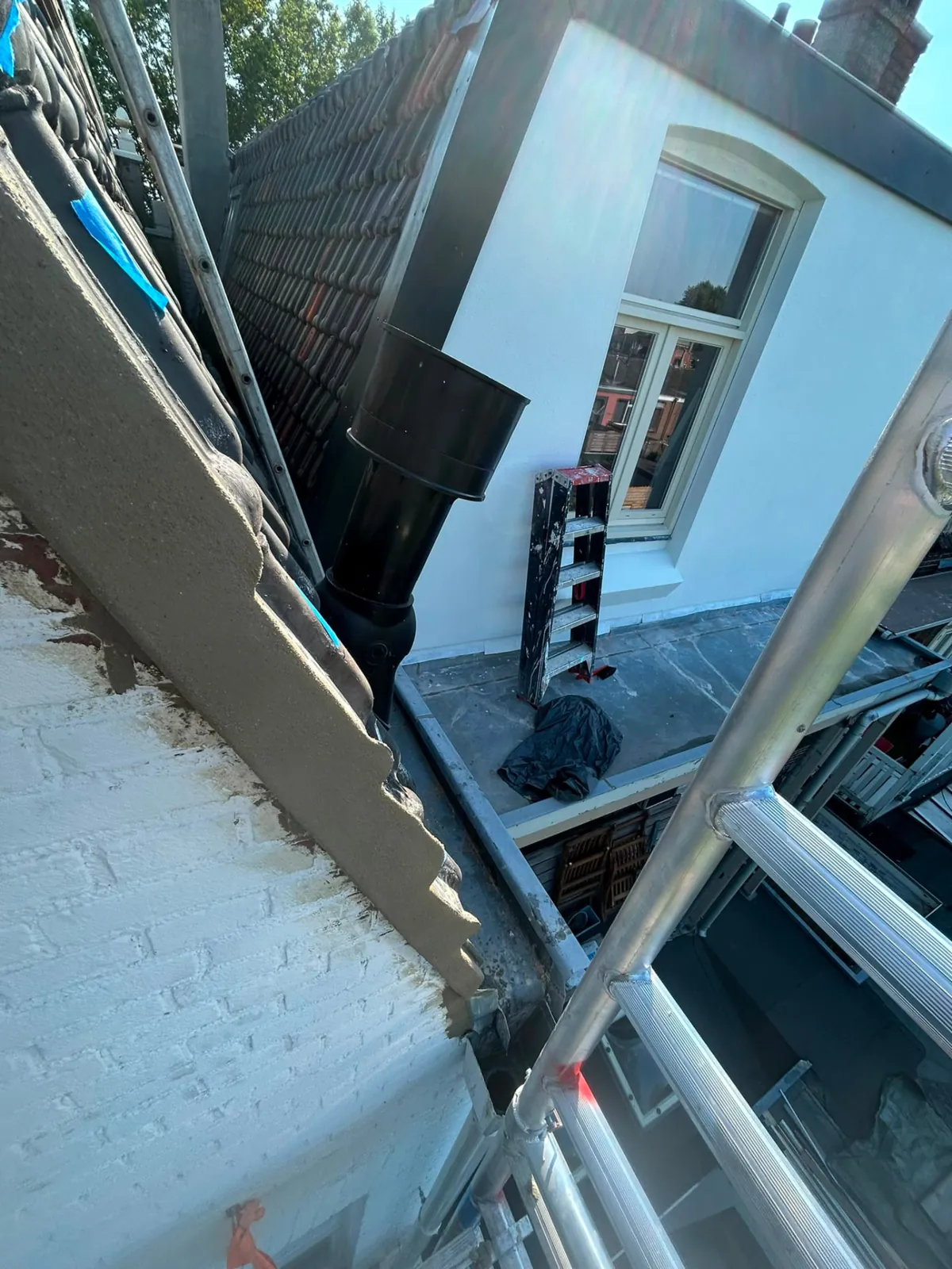 Herstelde schoorsteen en dakrand met waterdichte afwerking