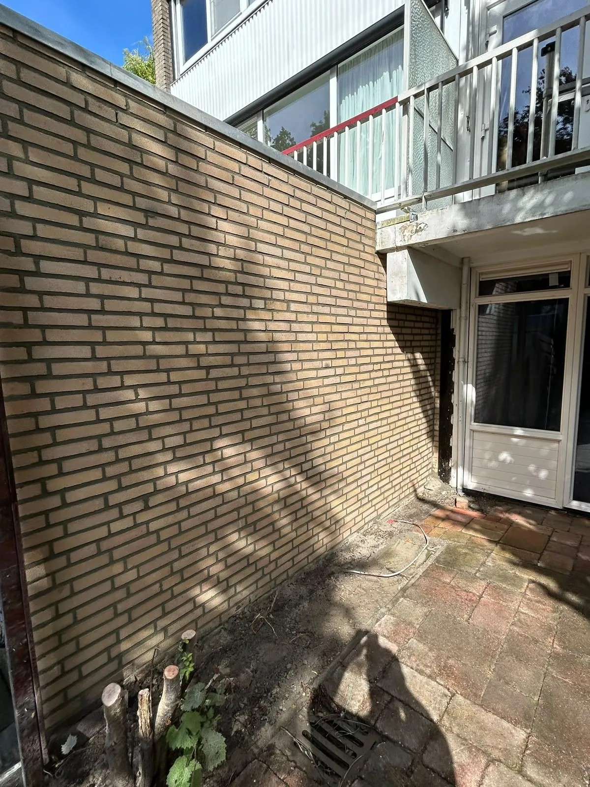Gevelaanzicht met gereinigd metselwerk bij een appartement