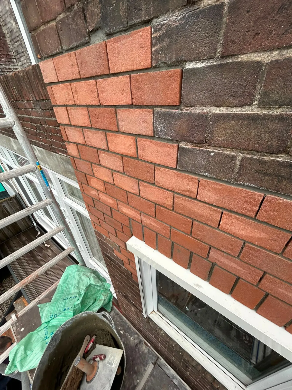 Nieuw metselwerk boven een kozijn met verse voegen