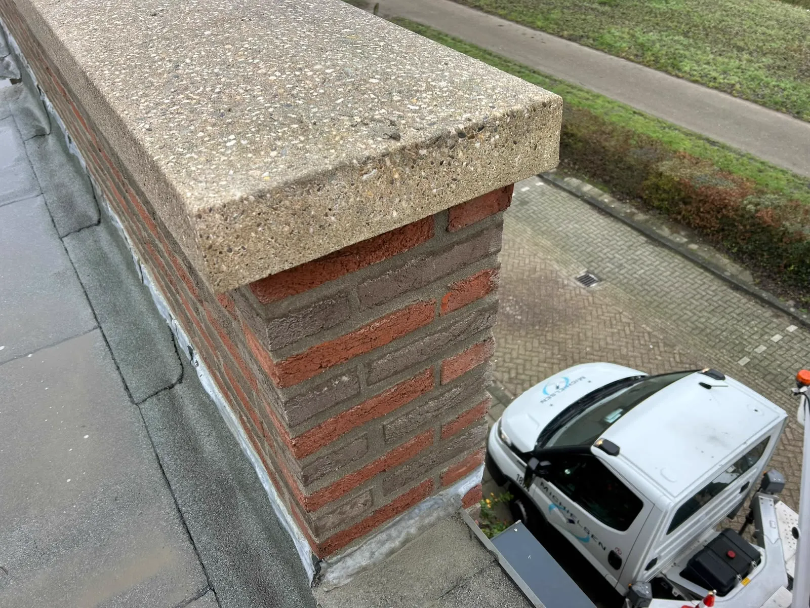Herstelde schoorsteen met nieuwe voegen en afdekplaat