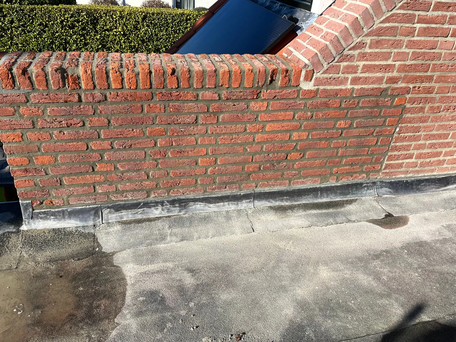 Dak reinigen & ontmossen door Nijman Gevelrenovatie