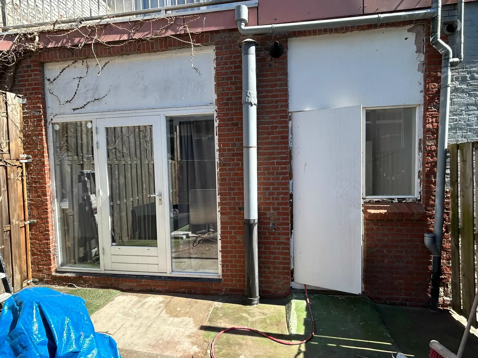 Achtergevel met metselwerk en kozijnen voor renovatie