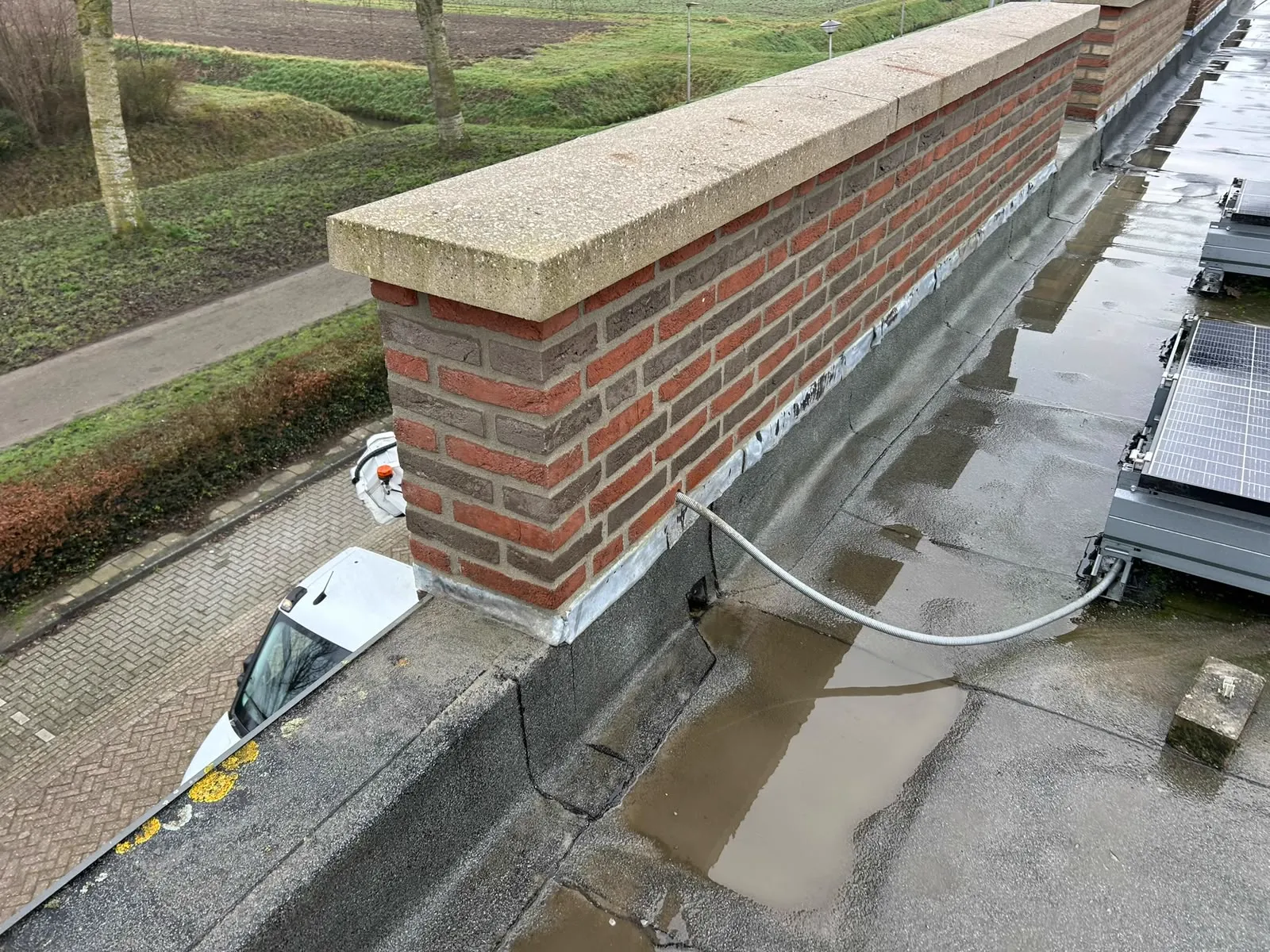 Dakrand met muurafdekking opnieuw gevoegd en waterdicht gemaakt