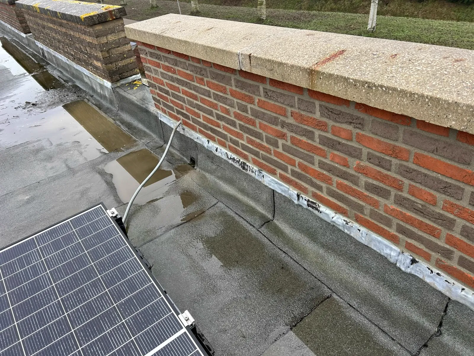 Loodaansluiting en voegwerk van een dakopstand hersteld