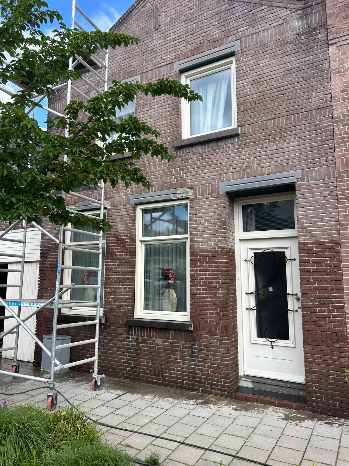 Bruine bakstenen voorgevel na herstel van lateien en metselwerk