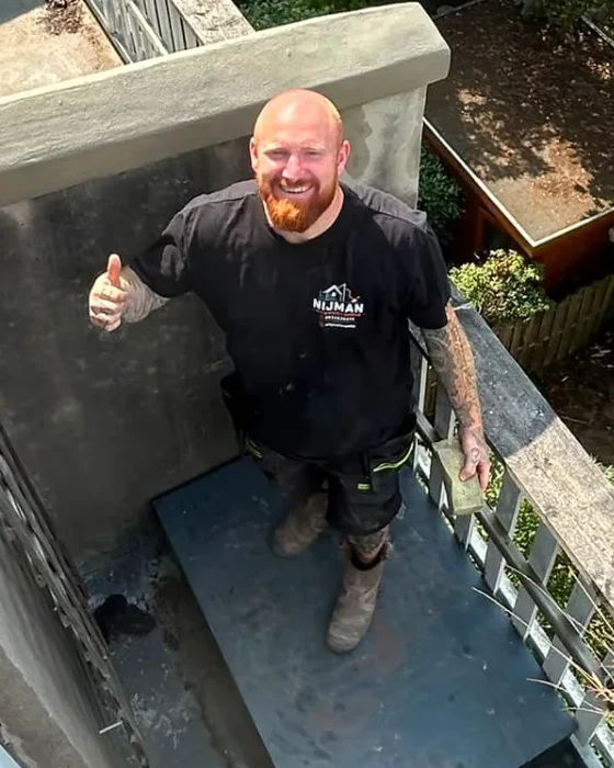 Mickey Nijman, eigenaar van Nijman Gevelrenovatie, op locatie